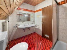 Praktisches Kinderbad mit Dusche Charakter. Geschichte. Best�ndigkeit. 
Wohn- und Gesch�ftshaus mit Apotheke