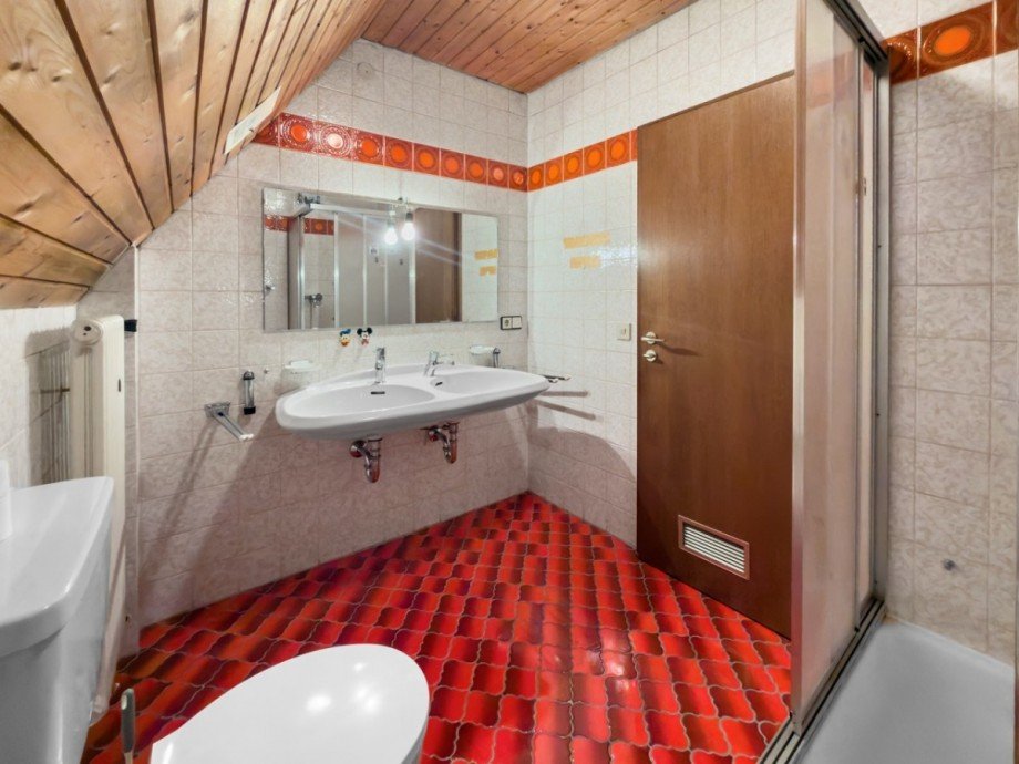 Praktisches Kinderbad mit Dusche Zweifamilienhaus Zeil am Main