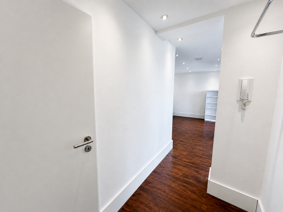Blick vom Eingangsbereich in den Wohnraum Etagenwohnung Bamberg