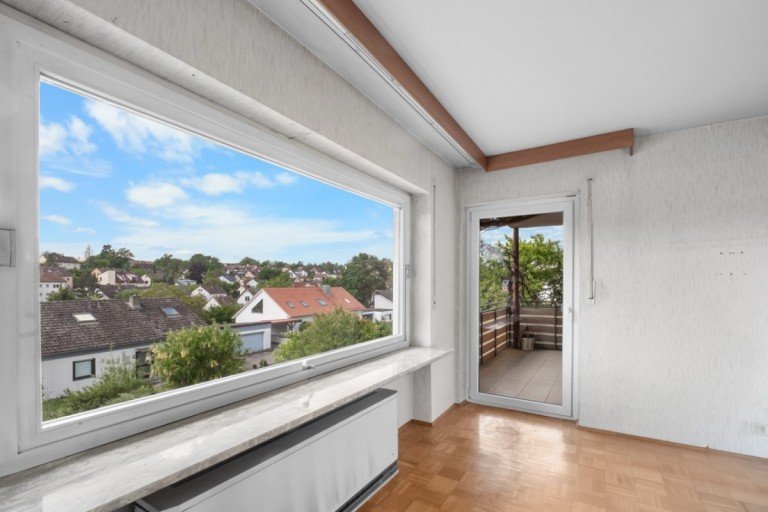 Ausblick im Wohnzimmer Bischberg Zweifamilienhaus Zwei Wohneinheiten und Raum f�r mehr - Mehrfamilienhaus mit Potenzial in Bischberg