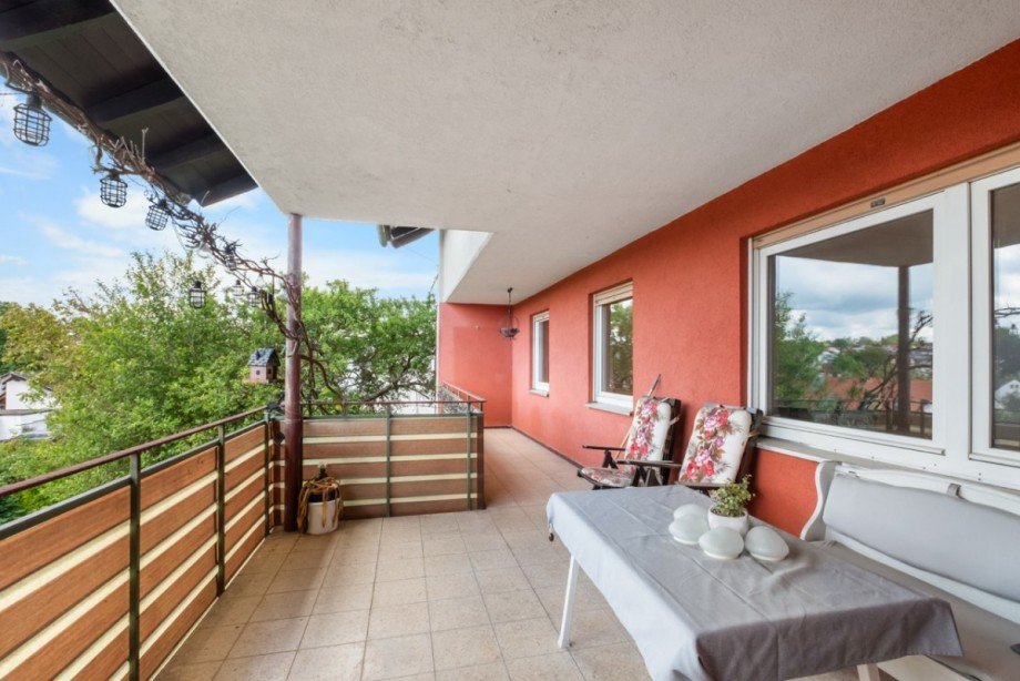 Angrenzender �berdachter Balkon Zweifamilienhaus Bischberg