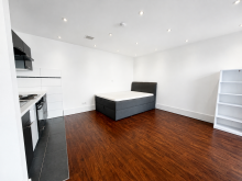 Heller Wohn- und Schlafbereich mit moderner Ausstattung Modernes Apartment mit Einbauk�che und heller Fensterfront