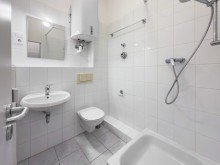 Gepflegtes Bad mit Dusche Kompakte 1-Zimmer-Wohnung mit Einbauk�che in bester Innenstadtlage