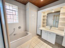 Hauptbad mit Dusche und Wanne Ein Haus voller M�glichkeiten - f�r Familien, Generationen und Investoren