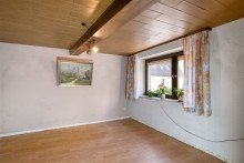 Das zuk�nftige Wohnzimmer mit Ofen Sanierungsobjekt mit Garten in zentraler Lage von Gerach