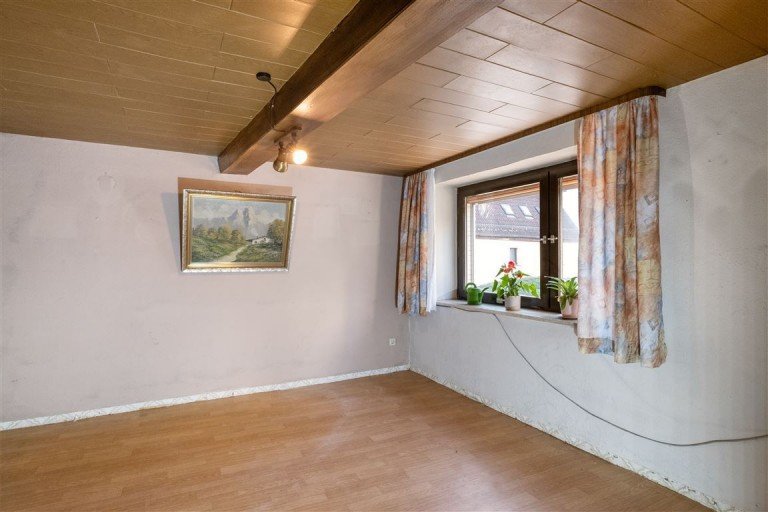 Das zuk�nftige Wohnzimmer mit Ofen Gerach , Oberfr Einfamilienhaus Sanierungsobjekt mit Garten in zentraler Lage von Gerach