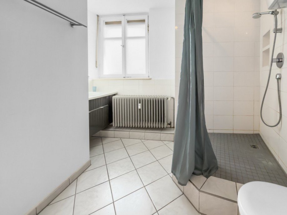 Tageslichtbad mit gro�er Dusche Etagenwohnung Bamberg