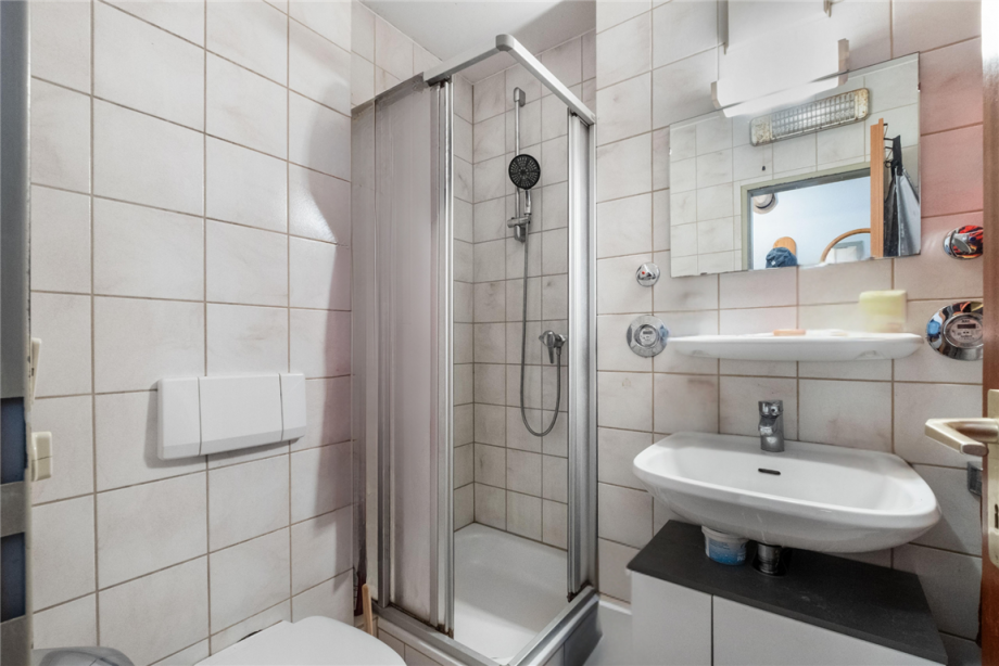 Bad mit Dusche, Waschbecken und WC Etagenwohnung Bamberg