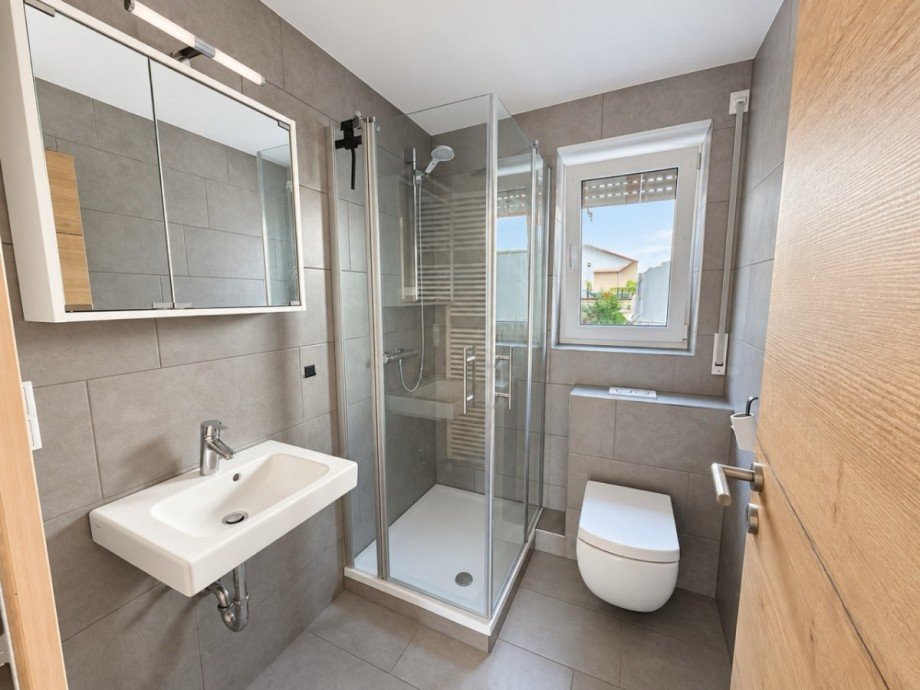 Modernes Tageslichtbad mit Dusche Erdgeschosswohnung Walsdorf
