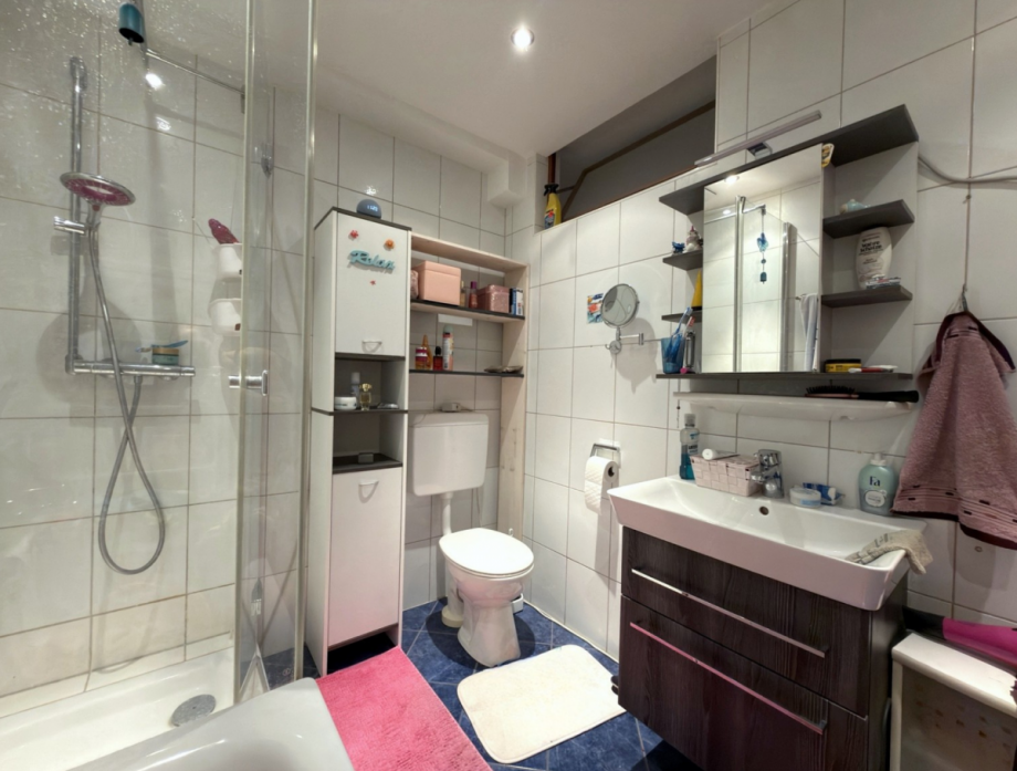 Badezimmer mit Dusche und Wanne Etagenwohnung Walsdorf