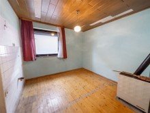 Kompakter Raum mit Ofen - ideal f�r ein B�ro Sanierungsobjekt mit Garten in zentraler Lage von Gerach