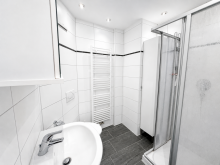 Badezimmer mit Dusche und Handtuchheizk�rper Modernes Apartment mit Einbauk�che und heller Fensterfront