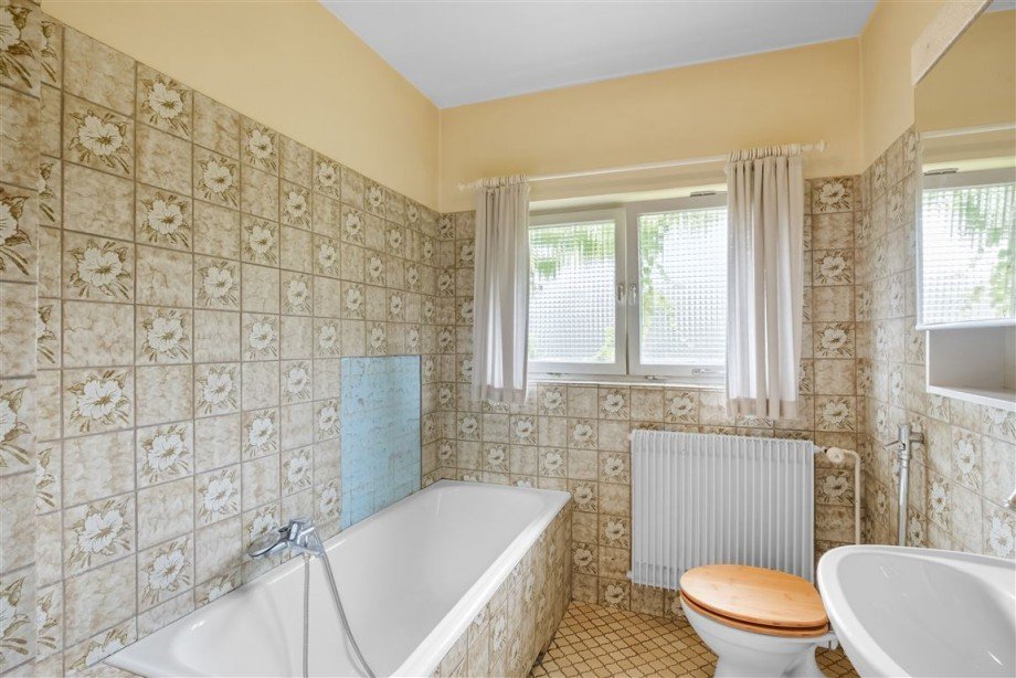 Funktionales Badezimmer wartet auf Umgestaltung Einfamilienhaus Bischberg , Oberfr