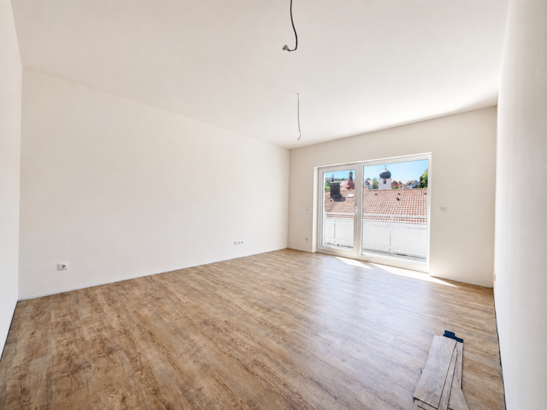 Wohnzimmer mit Zugang zum Balkon Heiligenstadt in Oberfranken Dachgeschosswohnung Energieeffiziente Neubauwohnung im Dachgeschoss