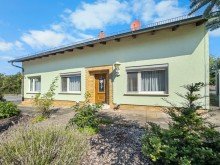 Haus im Bungalowstil Kompakt wohnen auf einer Ebene - 3-Zimmer-Haus mit Garten und Garage