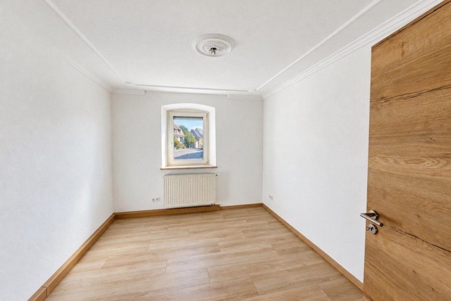 Schlafzimmer mit charmanten Stuckdetail Erdgeschosswohnung Walsdorf