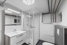 Modernes Duschbad mit Waschmaschinenanschluss im Untergeschoss Doppelhaush�lfte mit versteckter Gartenidylle und Raum f�r Ideen