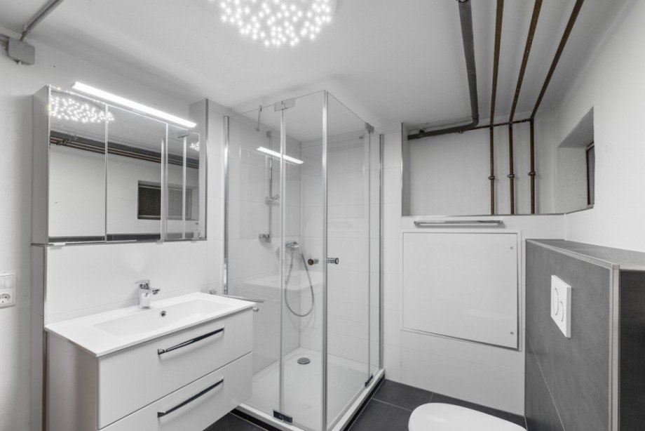 Modernes Duschbad mit Waschmaschinenanschluss im Untergeschoss Doppelhaush�lfte Breiteng��bach