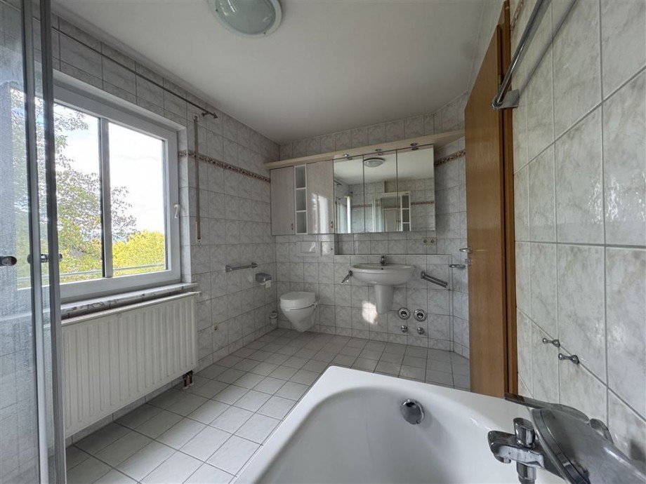 Gro�es Tageslichtbad mit Wanne Etagenwohnung Kulmbach