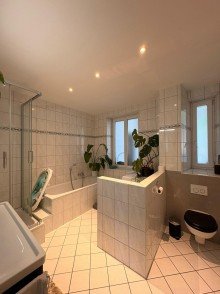Bad mit Dusche und Badewanne Sicher investieren - Vermietete 3,5-Zimmer-Wohnung in Top-Lage