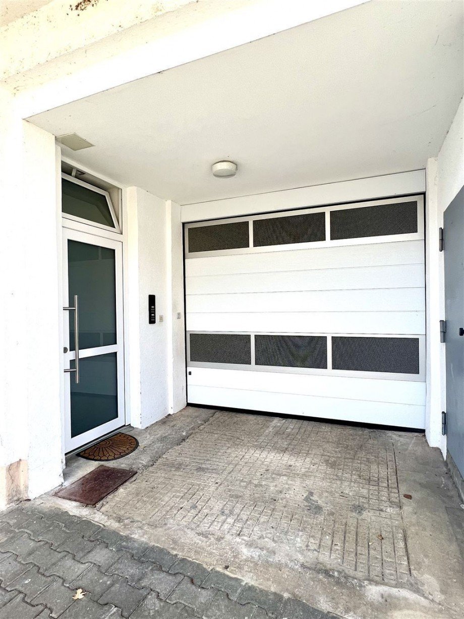 Hauseingang inkl. Zugang zur Tiefgarage Etagenwohnung Rentweinsdorf