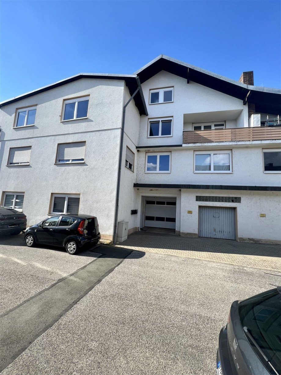 Blick auf Hauptgeb�ude mit Nebengeb�ude Etagenwohnung Rentweinsdorf