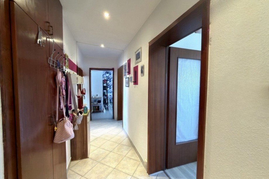 Gerader Flur f�hrt in alle R�ume Etagenwohnung Walsdorf