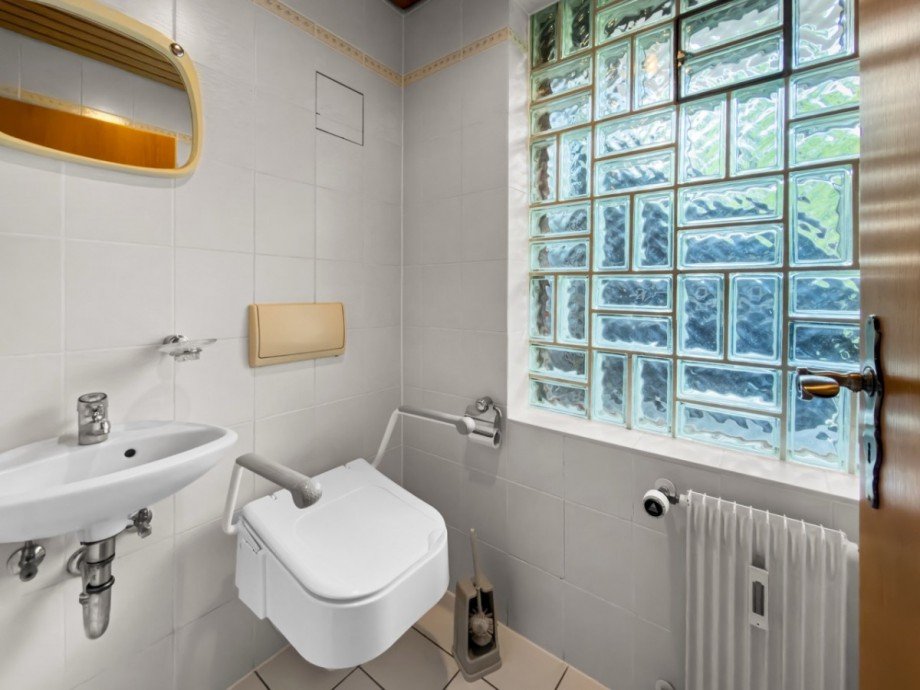 Zus�tzliches WC im Treppenhaus Zweifamilienhaus Schwebheim