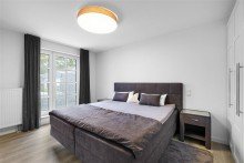 Helles Schlafzimmer mit Einbauschrank Moderne Wohnung in Traumlage - am Dechsendorfer Weiher